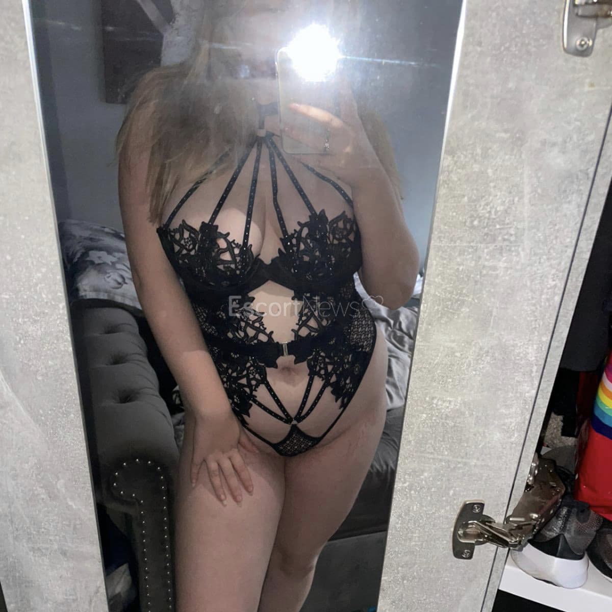 Experienced and gorgeous alt view 4
