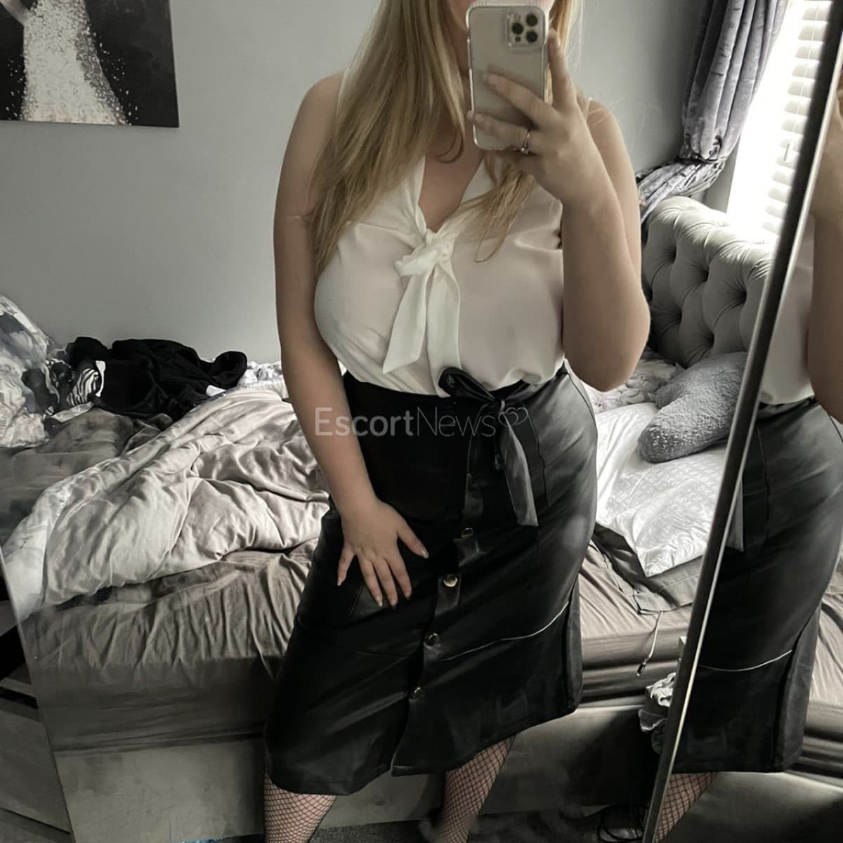 Experienced and gorgeous alt view 5